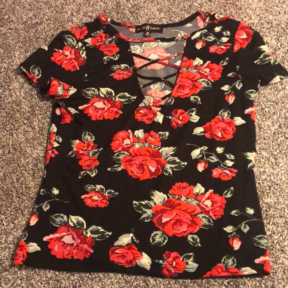 Short top with cross cross front